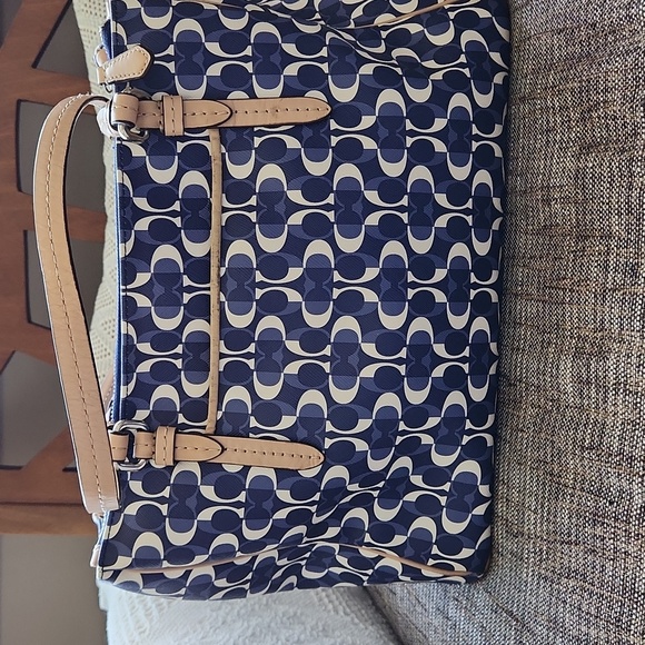 Coach - Picture 4 of 7